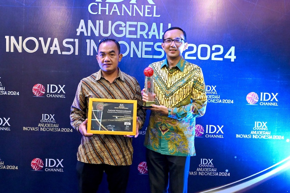Chief of Risk, Strategy & Sustainability SIG, Antonius Ardian Bermana (kanan) dan General Manager of CSR SIG Edy Saraya, membawa penghargaan Anugerah Utama kategori Sustainability pada ajang IDX Channel Anugerah Inovasi Indonesia (ICAII) 2024. Foto: Ist.