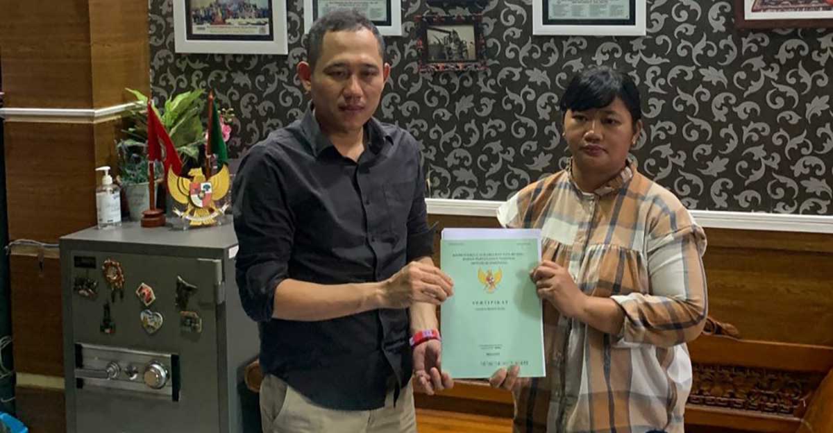 Penyerahan salah satu unit rumah yang dilakukan PT Anugrah Rizqy Al Hisyam.

