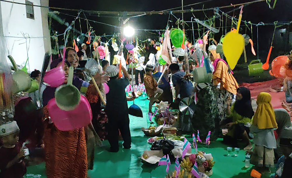 Para emak-emak di Dusun Kronggengan Desa Kedungdalem Kecamatan Dringu, Kabupaten Probolinggo, saat berebut perabot dapur dalam Peringatan Maulid Nabi Muhammad SAW.