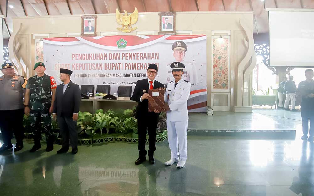 Pj Bupati Pamekasan Serahkan SK Perpanjangan Masa Jabatan kepada 159 Kepala Desa