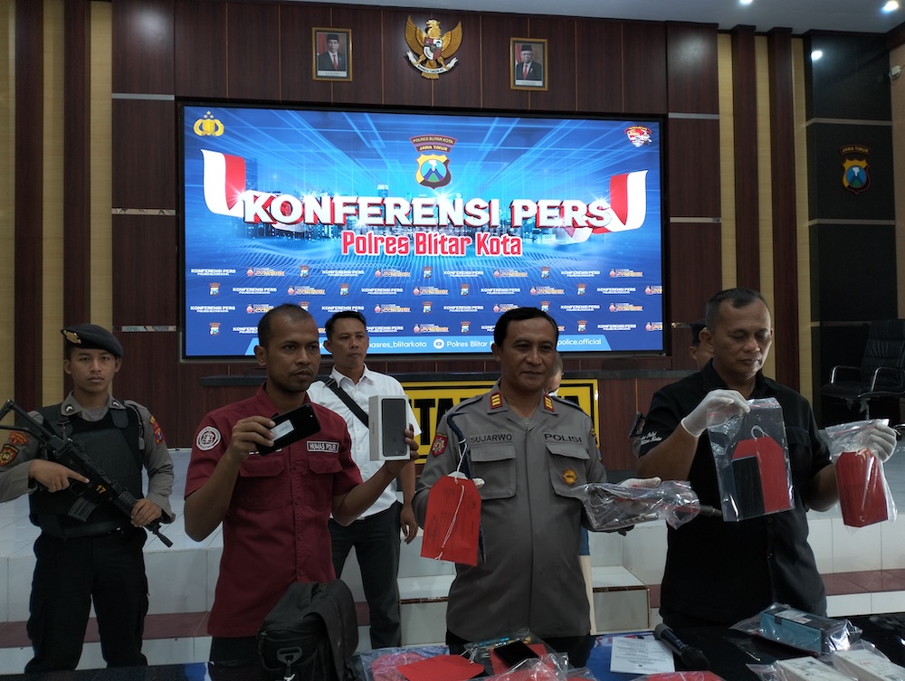 Polres Blitar saat konferensi pers kasus pencurian konter HP di Kecamatan Ponggok.