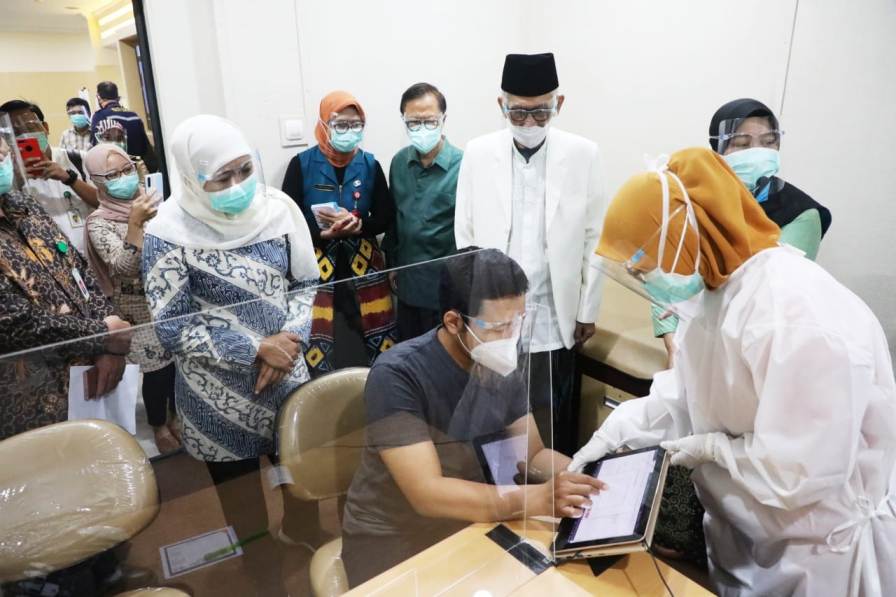 Simulasi Vaksin Imunisasi Covid-19, Gubernur Khofifah dan Ketua Umum MUI, Yakinkan Vaksin Halal