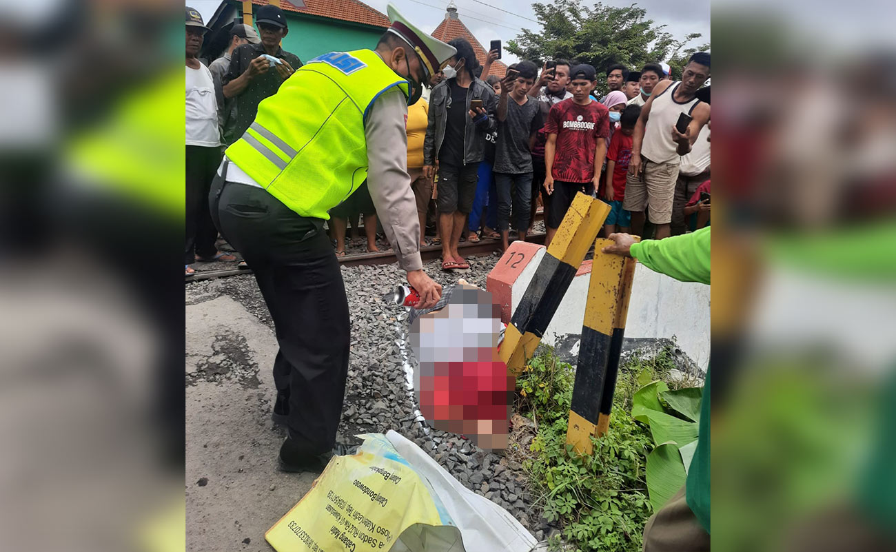 Petugas saat melakukan olah TKP.