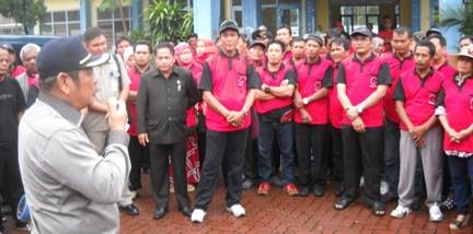 BERANGKAT – Bupati Sidoarjo H Saiful Ilah bersama Ketua DPC PDIP Sidoarjo Tito Pradopo kala melepas rombongan kader PDIP Sidoarjo yang mau menghadiri Kongres IV PDIP di Bali, di Gedung Tennis Indoor GOR Sidoarjo, Selasa (7/4/2015). foto: musta’in/BANGSAONLINE