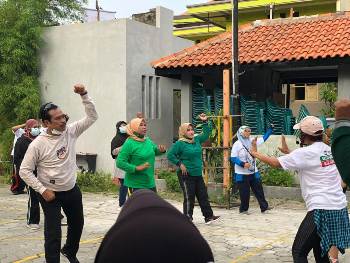 Cabup nomor urut 1, Moh.Qosim menggelar kampanye olahraga bareng dengan warga Kelurahan Sidokumpul Kecamatan Gresik, Minggu (8/11/2020), pagi. Foto: IST