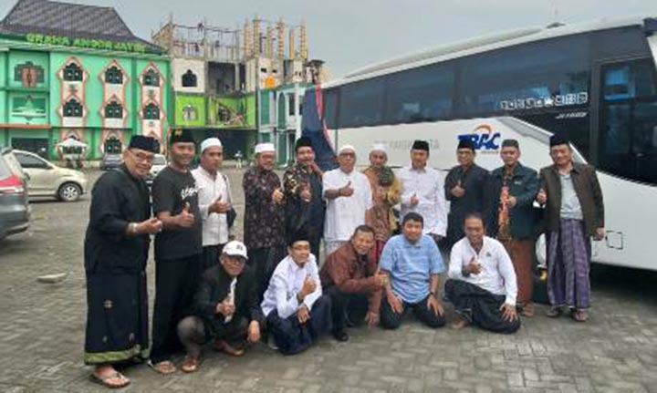 Rombongan kiai NU saat mau berangkat bertemu Wapres RI KH Ma