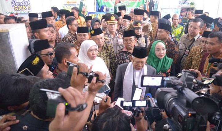 Gubernur Jawa Timur Khofifah Indar Parawansa saat mendampingi Wapres KH Ma