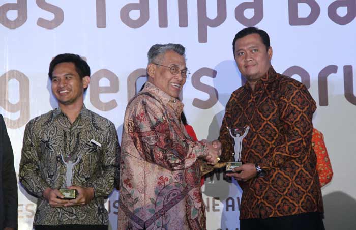 Manajer Humas sekaligus Pimpinan Redaksi GEMA PG, Muhammad Ihwan F menerima penghargaan.