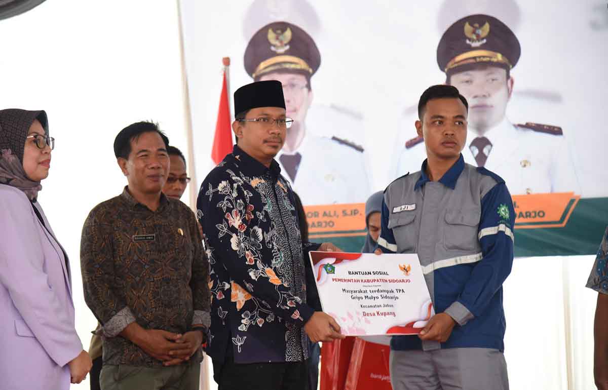 Bupati Sidoarjo, Ahmad Muhdlor Ali, secara simbolis menyerahkan bantuan untuk warga sekitar TPA Jabon.