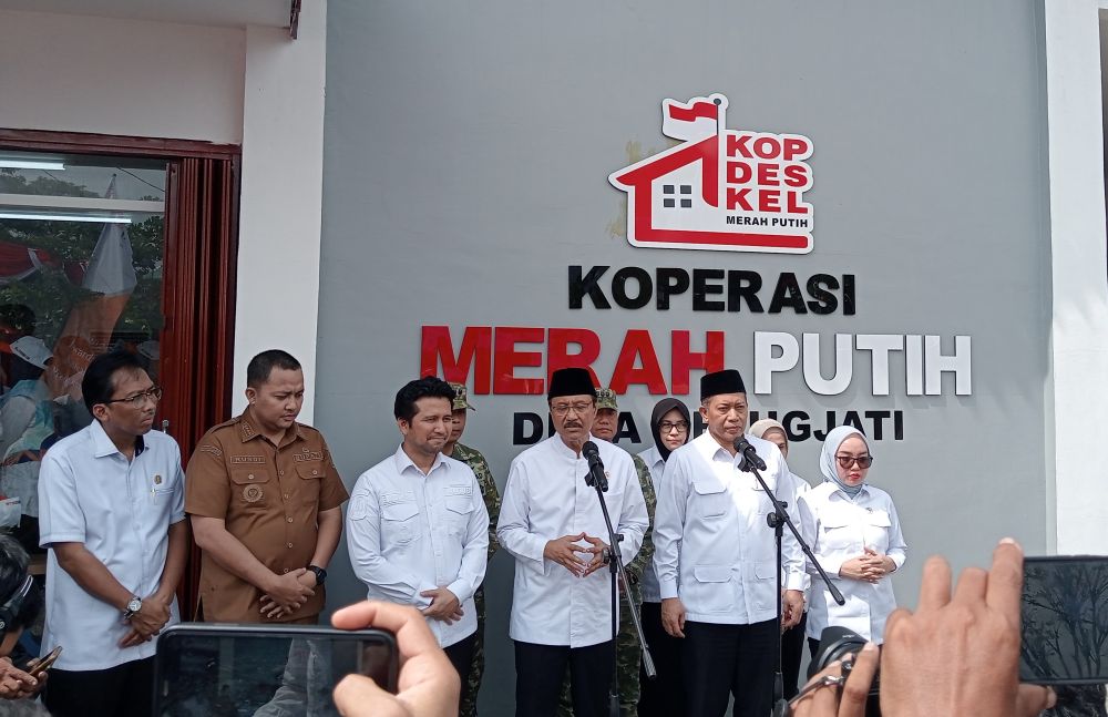Mensos Gus Ipul didampingi Wagub Jatim Emil Dardak saat memberikan keterangan pers