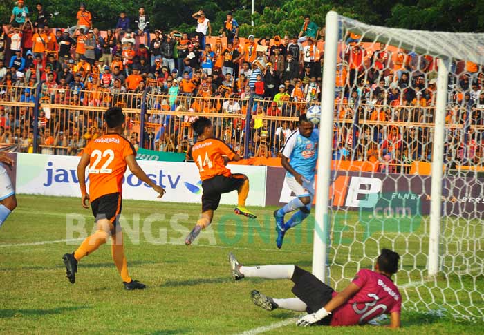 Striker Madura United Angelbert Sani saat menjebol gawang Persibo lewat sundulan. foto: EKY/ BANGSAONLINE
