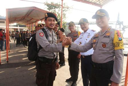 Kapolres Gresik Lepas 60 Personel ke Pulau Bawean untuk Amankan Coblosan Pilgub