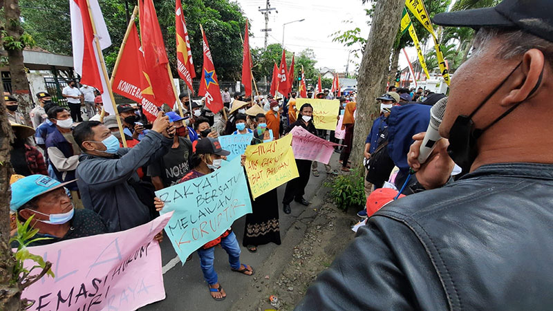 Massa aksi saat mendatangi Kantor Kejari Blitar di hari Antikorupsi sedunia.