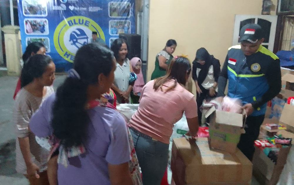Para pengungsi perempuan menerima pembagian pakaian dalam dari relawan Blue Helmet. foto: ist.