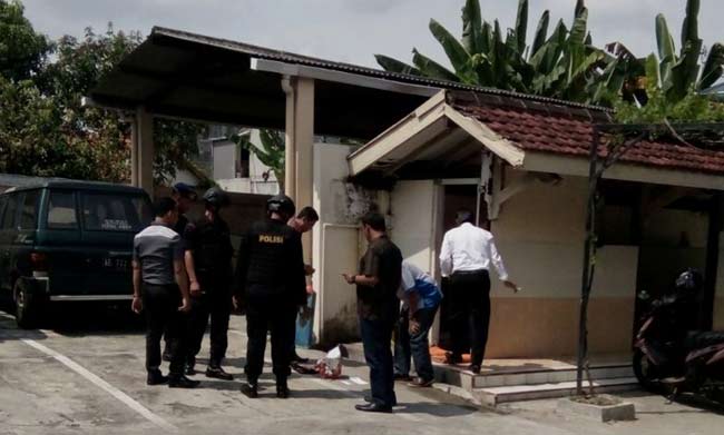 Tim Jibom Brimob Den C Polda Jatim saat memeriksa kotak mencurigakan. foto: istimewa