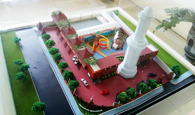 Maket pemandian Sekarsari lengkap dengan waterpark, taman bermain anak, dan pujasera. Megah dengan aksen mahkota Tribuana Tunggadewi dan kapal perang Mojopahit. foto: YUDI EP/ BANGSAONLINE