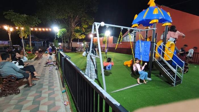 Playground outdoor Taman Prapanca bikin bocil betah berlama-lama di sini. Foto: YUDI EP/ BANGSAONLINE