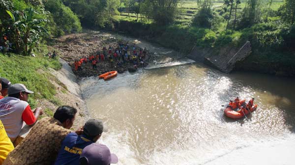 SISIR: Tim basarnas saat menelusuri sungai untuk mencari jasad Nugroho. foto: rony suhartomo/ BANGSAONLINE