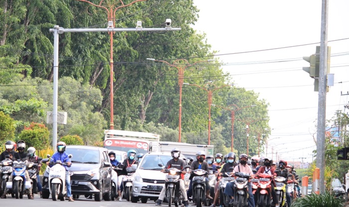 E-TLE yang ada di perempatan jalan di Sidoarjo.