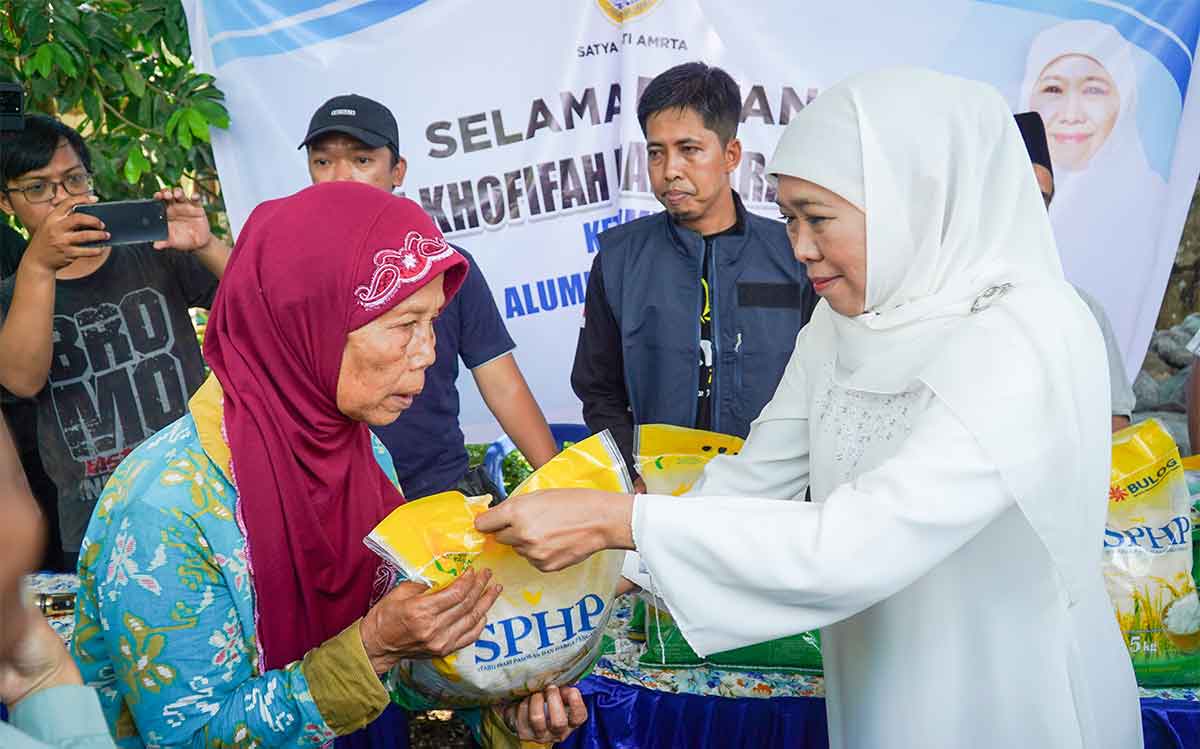 Khofifah Indar Parawansa saat menyapa masyarakat dalam pasar murah di Lumajang.