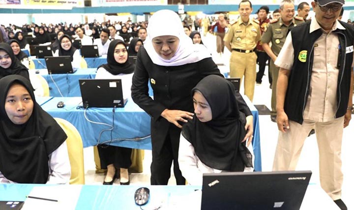 Gubernur Khofifah memberi motivasi peserta tes SKD CPNS Pemprov Jatim 2020 di Graha Unesa. foto: ist.
