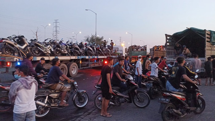 Ratusan sepeda motor yang diamankan Satlantas Polresta Sidoarjo di arena balap liar di Arteri Baru Porong dengan menggunakan trailer dan truk,  Minggu (7/11/2021) dini hari.