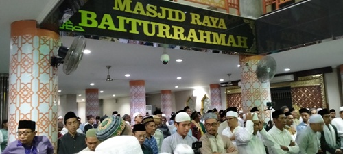 Para jamaah saat membaca salawat dalam acara Tabligh Akbar di Masjid Raya Baiturrahman Denpasar Bali, Sabtu malam (8/2/2020). foto: BANGSAONLINE.com  