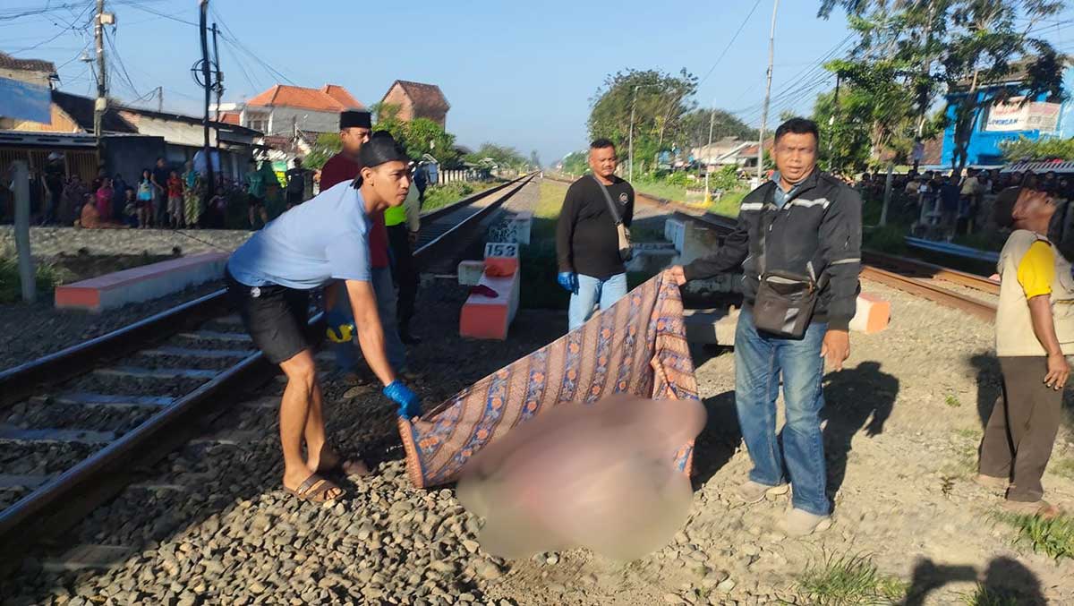 Evakuasi lansia yang tewas akibat tertemper KA Mutiara Selatan di Krian, Sidoarjo.