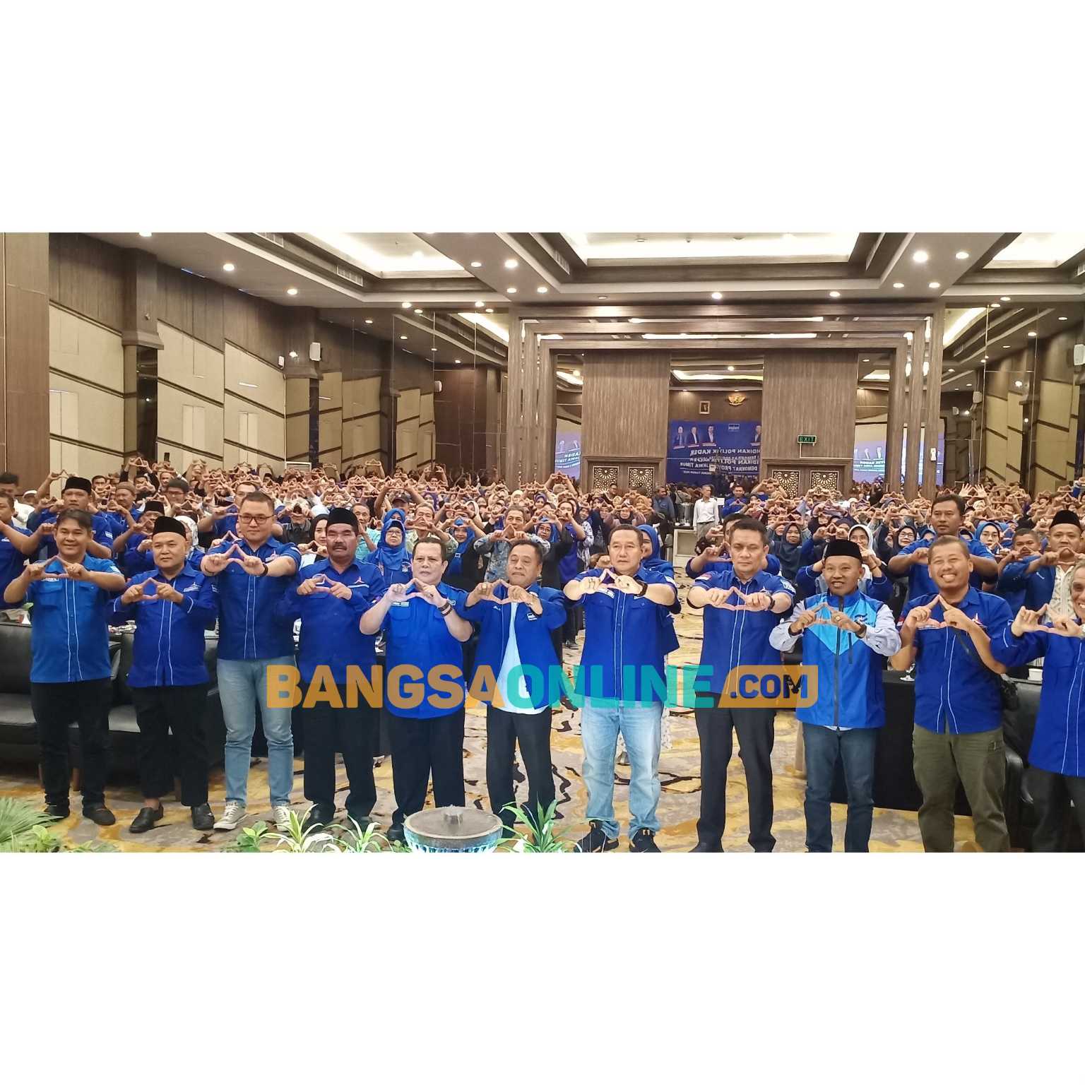 Plt  Sekretaris DPD Partai Demokrat Jawa Timur, Mugianto Obeng, dan Plt Ketua DPC Partai Demokrat Kabupaten Gresik, Samwil bersama pengurus dan ratusan kader dalam pendidikan politik kader. Foto: SYUHUD/BANGSAONLINE