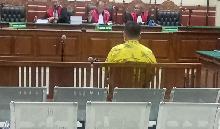 Sekda Andhy Hendro Wijaya ketika menjalani sidang di PN Tipikor Surabaya, Jumat (21/2). foto: ist.