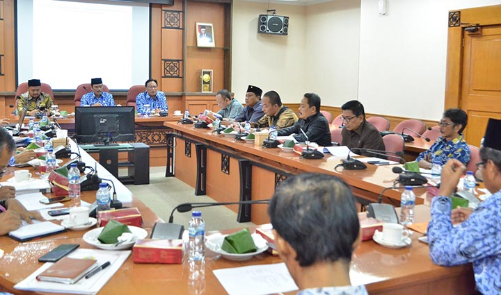 Bupati Sambari didampingi Wabup Qosim dan Ketua DPRD Yani saat rapat koordinasi Kali Lamong. foto: ist.