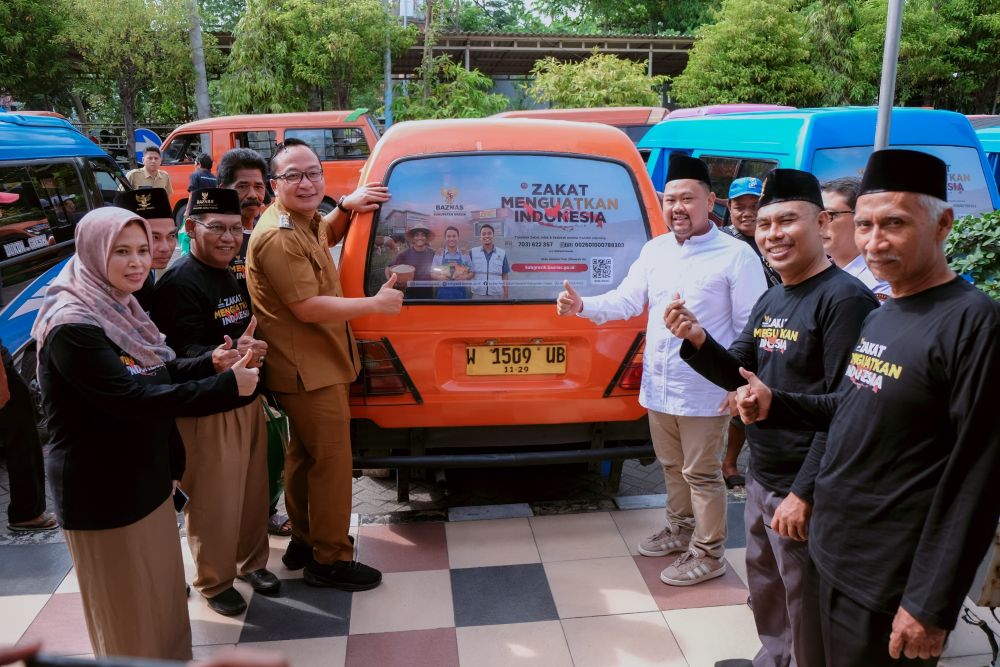 Bupati Fandi Akhmad Yani  didampingi Wabup Asluchul Alif  lakukan pemberangkatan kampanye zakat melalui kendaraan angkot. foto: ist.