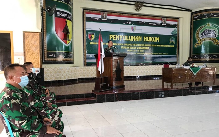 Kodim 0824 Ngawi menggelar penyuluhan hukum kepada jajaran anggota dan PNS TNI AD beserta anggota Persit Kartika Candra Kirana di Aula Kodim Jember, Rabu (17/03/2021).