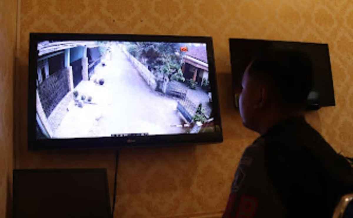 Petugas Lapas Kediri saat memantau CCTV. Foto: Ist