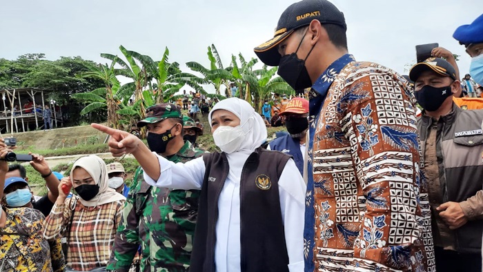 Gubernur Khofifah didampingi Bupati Lindra, saat meninjau lokasi perahu terbalik.