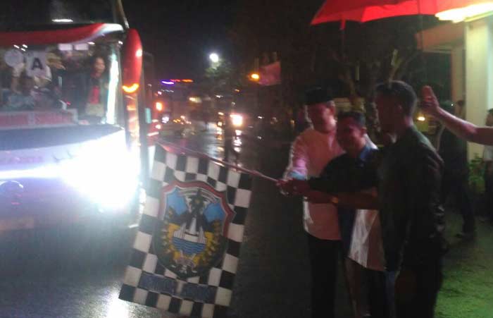 Wabup Pacitan Yudi Sumbogo saat melepas rombongan balik gratis. foto: YUNIARDI S/ BANGSAONLINE