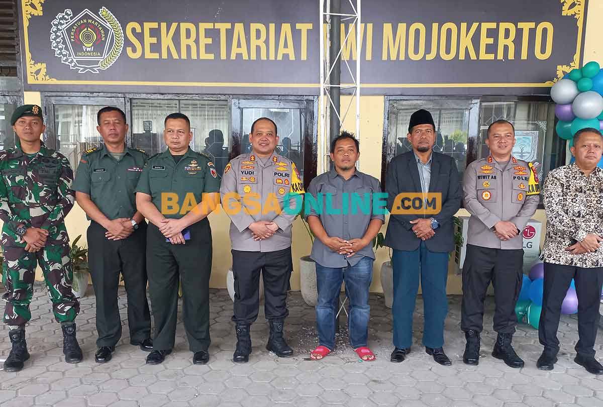 Ketua DPD LDII Kabupaten Mojokerto, Yohan Abdillah (berpeci dan memakai jas), saat foto bersama. Foto: ROCHMAT SAIFUL ARIS/BANGSAONLINE