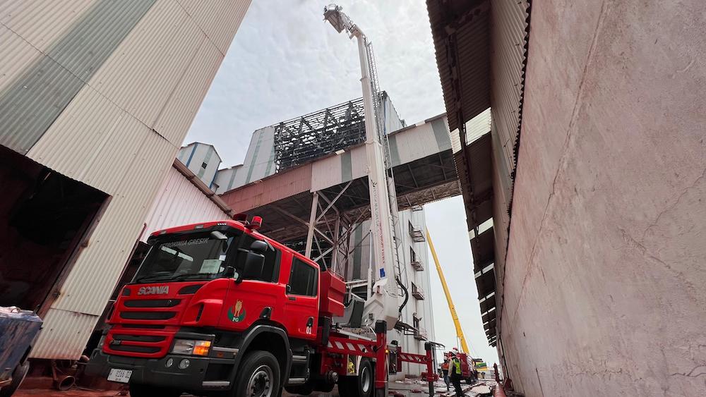 Tim Damkar Petrokimia Gresik menggunakan unit bronto skylift saat memadamkan kebakaran pabrik NPK. FOTO: ist.