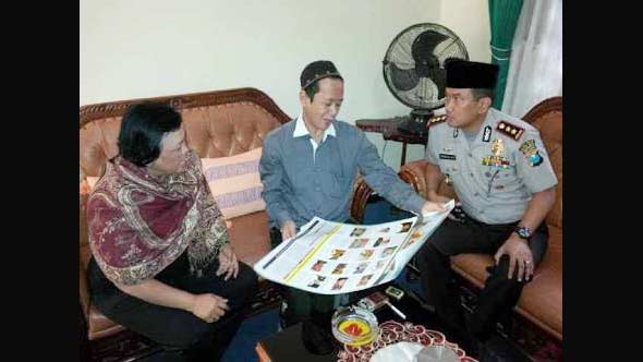 Gus Ab (tengah) saat dalam kesempatan bersama Kapolres Kediri Kota Bambang Wijanarko Bain. foto: arif kurniwan/ BANGSAONLINE