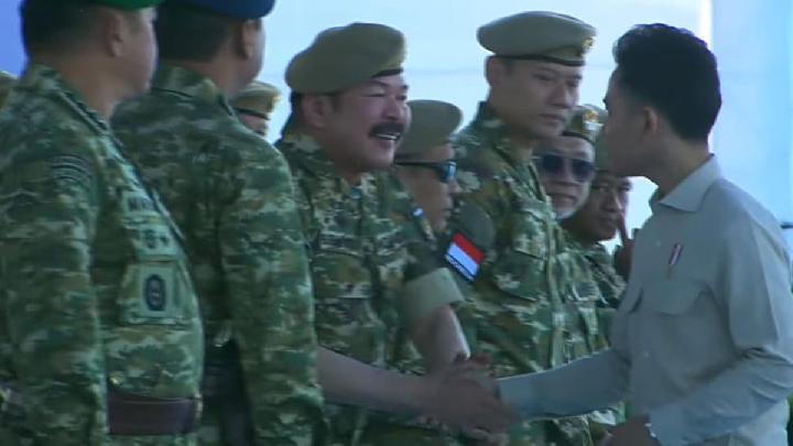 Momen Gibran Rakabuming Raka, Wakil Presiden RI, tidak menyalami Agus Harimurti Yudhoyono dan para menteri lainnya dalam Upacara Gelar Pasukan Operasional dan Kehormatan Militer di Lapangan Udara Suparlan, Pusdiklatpassus, Batujajar, Kabupaten Bandung Barat, Ahad (10/8/2025) pagi. Foto: Youtube