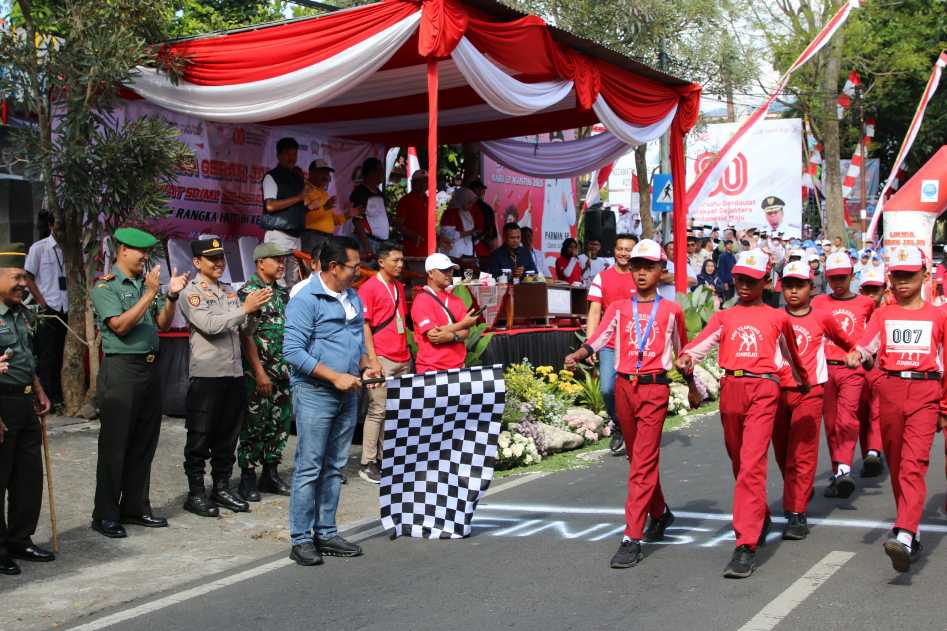 Wali Kota Batu, Nurochman saat memberangkatkan peserta gerak jalan