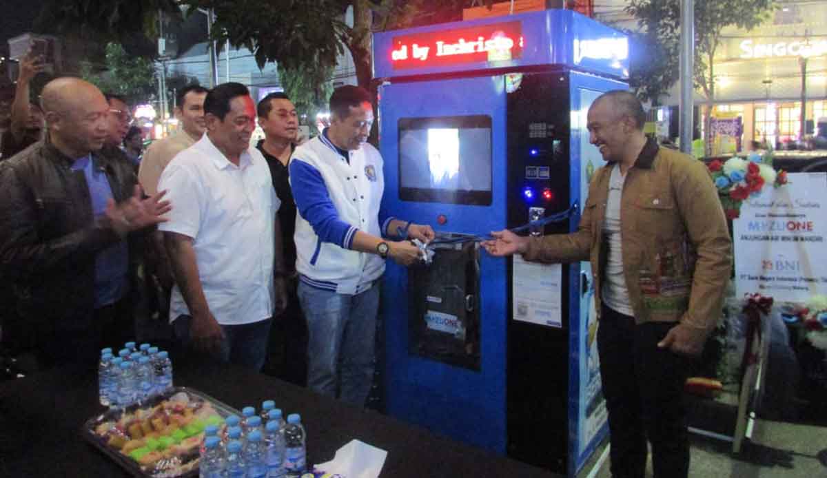 Peresmian AASM atau Anjungan Air Siap Minum di kawasan Kayutangan Heritage, Kota Malang.