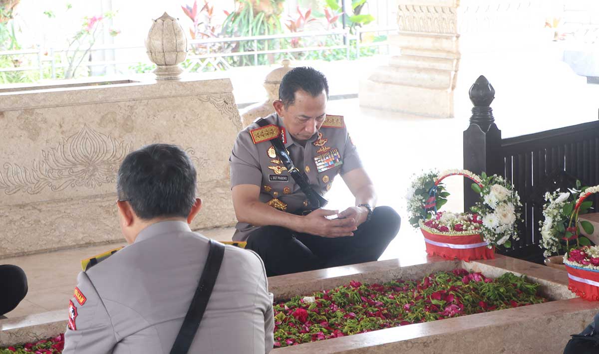 kapolri-ziarah-ke-makam-bung-karno-jelang-hari-bhayangkara-ke-80