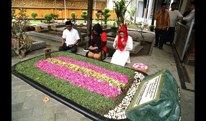 Nyekar di Komplek Makam Tebuireng  Jombang, Puti Soekarno Doakan Guru Bangsa