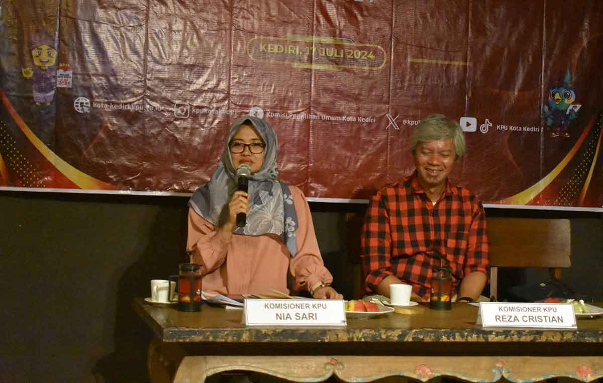 Komisioner KPU Kota Kediri, Nia Sari, dan Ketua KPU Kota Kediri, Reza Cristian, saat menyampaikan paparan. Foto: Ist