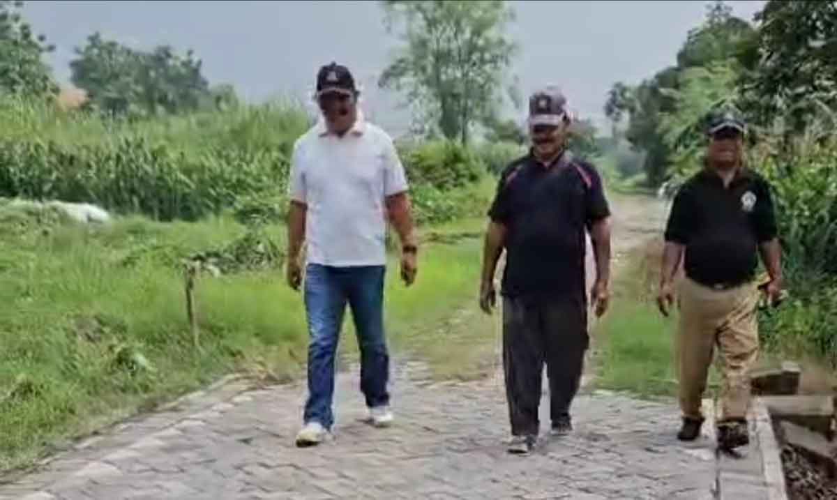 Kades Sumput, Sutaji (tengah), saat mengecek jalan yang baru diperbaiki. Foto: Ist