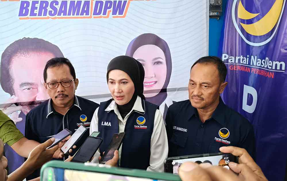 Ketua DPW Partai NasDem Jatim, Lita Machfud Arifin saat memberi keterangan kepada wartawan, didampingi Ketua DPD Partai Nasdem Kabupaten Kediri, Lutfi Mahmudiono (kanan). Foto: Muji Harjita/Bangsaonline.