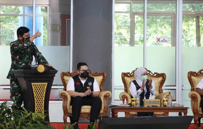 Panglima TNI, Marsekal Hadi Tjahjanto saat memberi sambutan, tampak Bupati Kediri Hanindhito Himawan Pramana dan Gubernur Jawa Timur Hj. Khofifah Indar Parawansa. (Ist).