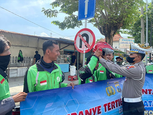 Polres Mojokerto Kota bagikan helm gratis