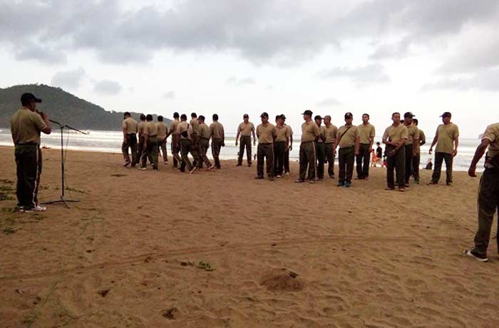 Apel pagi jajaran Kodim 0801 Pacitan sebelum melakukan kegiatan pungut sampah.